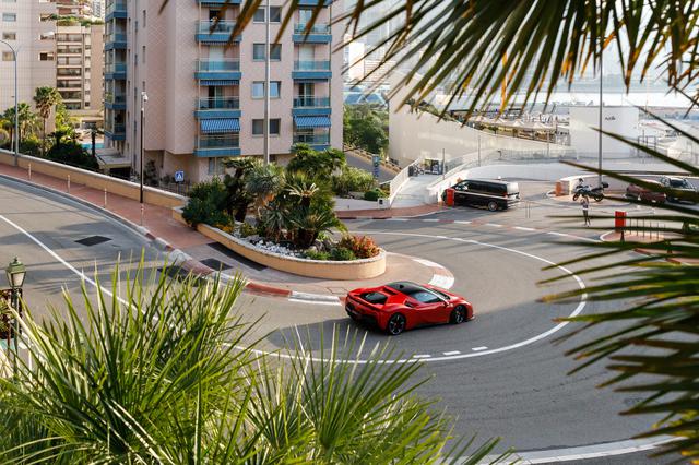 画像: モンテカルロの市街地、フェアモントヘアピンを駆け抜けるフェラーリSF90ストラダーレ。撮影はインカーカメラ、車載カメラ、コース脇のカメラなど数多くの設置され、ワンテイクで行われた。
