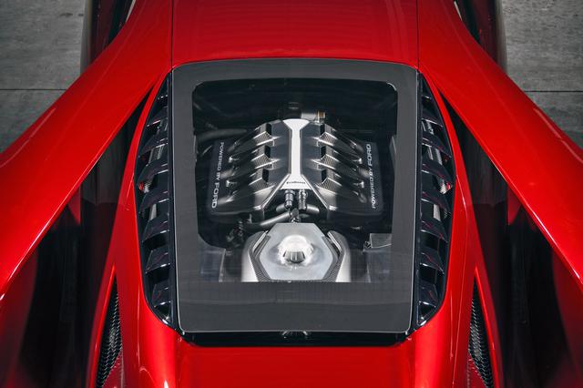 画像: 「POWERED BY FORD」とカバーに刻まれた3.5LのV6ツインターボ「エコブースト」エンジン。