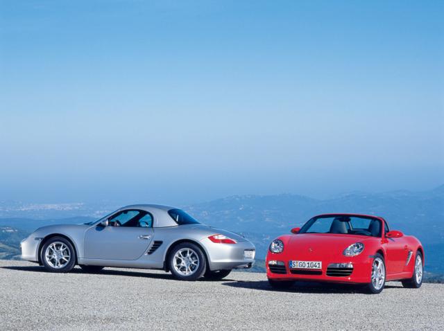 画像: 2007年仕様のボクスターシリーズ。ボクスターも2007年モデルからケイマン/ケイマンSと同じ仕様のエンジンが搭載されることになった。これにより、ボクスターは従来比で出力が5ps増え、ボクスターSは3.2Lから3.4Lに拡大され先代モデル比で15ps増となった。