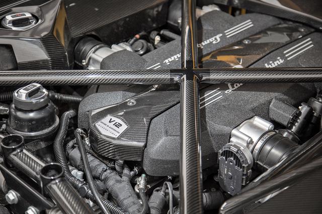 画像: 排気量はそのままに、最高出力が740psにアップされた6.5LのV12エンジン。発生回転数も引き上げられた。