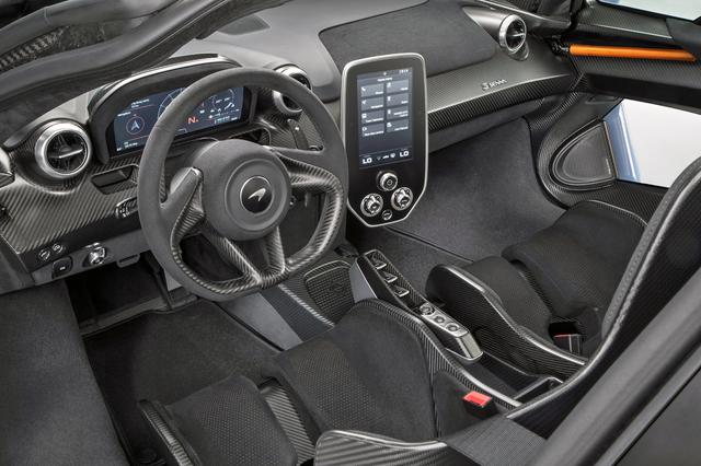 画像: インテリアは軽量化のためトリムされず、カーボンファイバーが剥き出し。DCTのセレクターはドライバーズシートと一体化されている。