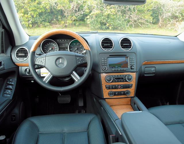 画像: 試乗車は、内装色ブラック、パネルはライトバーチウッドパネル、本革シートはナッパレザー、ルーフライナーはアルパカグレーという組み合わせ。