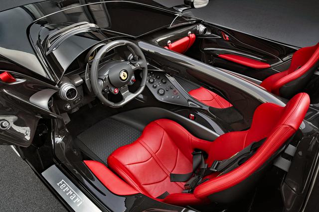 画像: SP2のインパネ。SP1では助手席が取り払われてトノカバーが装着される。コクピットをセパレートするバーが装着されるのも特徴的だ。