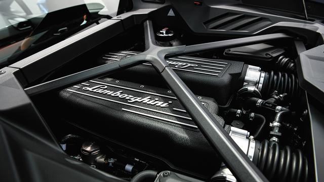 画像: パワーウエイトレシオは2.28kg/psで0→100km/h加速は3.3秒という俊足ぶりだ。
