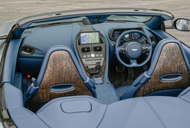 画像: 英国車らしい上質さが感じられるインテリア。レザーやウッドが効果的に使われているが、その色、素材、ステッチなどは選択可能。