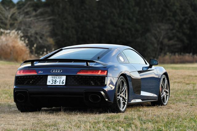画像: アウディ史上最強を誇る5.2L V10エンジンを搭載。アウディR8は間違いなくスーパーカーだ。