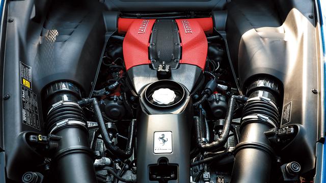 画像: F8トリブート搭載のハイパフォーマンスを備えたV8ツインターボエンジン。最高出力720ps。
