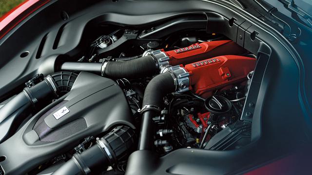 画像: ローマのフロントの低い位置に搭載されたV8ツインターボエンジン。その最高出力は620ps。