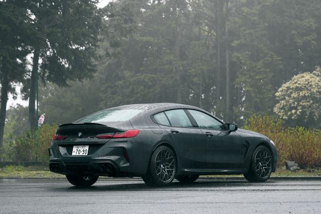 画像: 2020年1月に登場したBMW M8 グランクーペ。日本でも大きな話題となった。後ろ姿も美しいが、そのエキゾーストノートもまた魅力的。