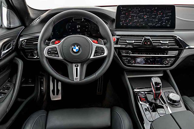 画像: M5コンペティションのコクピット。センターディスプレイは12.3インチに大型化している。また、シフトノブの左には新たなボタンも設置されている。