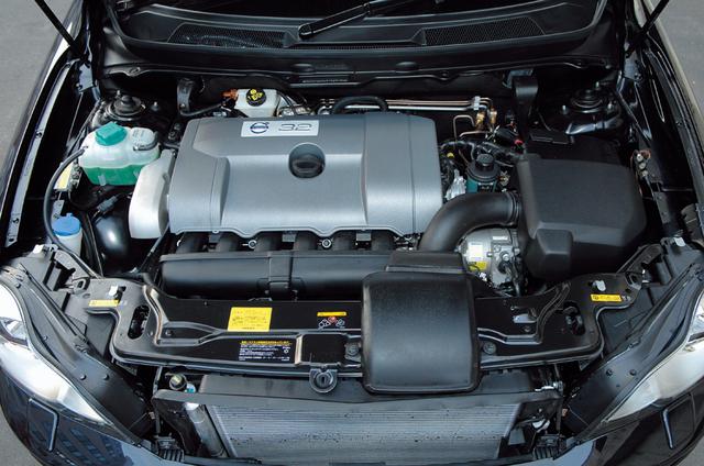 画像: 新開発の3.2L直6自然吸気エンジン。エンジン全長は5気筒に比べてわずか3mmだけ延長された625mm。そのコンパクトさが横置きレイアウトを可能にし、エンジンの前後双方にクラッシャブルゾーンを確保することができた。