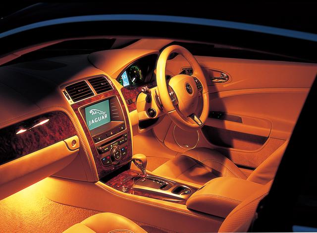 画像: 試乗車のインテリアは、シックな本革と木目を組み合わせた伝統的なものだったが、アルミや淡い色調の革を用いたモダンなものも用意される。