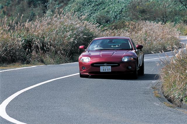 画像: デザインは見る角度によって様々な表情を感じ取ることができる。同門のアストンマーティンとはまた異なる魅力がある。もちろん、対象とする市場の違いも大きい。