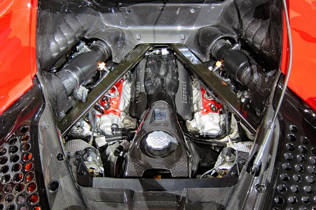 画像: 780psと800Nmを発生する4LのV8ツインターボエンジンの本体は、低重心化を図ってかなり低い位置にマウントされている。