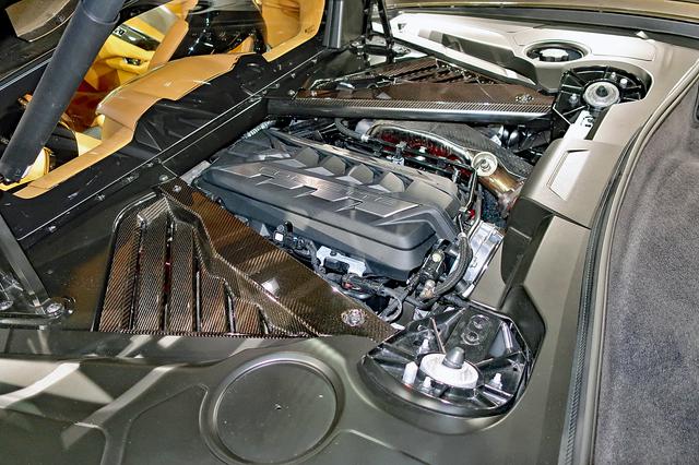 画像: ミッドシップ搭載されるV8エンジンはOHVながら495hpと637Nmを発生。エンジンの後ろにはトランクスペースも備える。