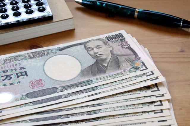 画像: ガソリンにかかる税は、ユーザーが直接支払うのではなく、事業者を通して支払う間接税となる。