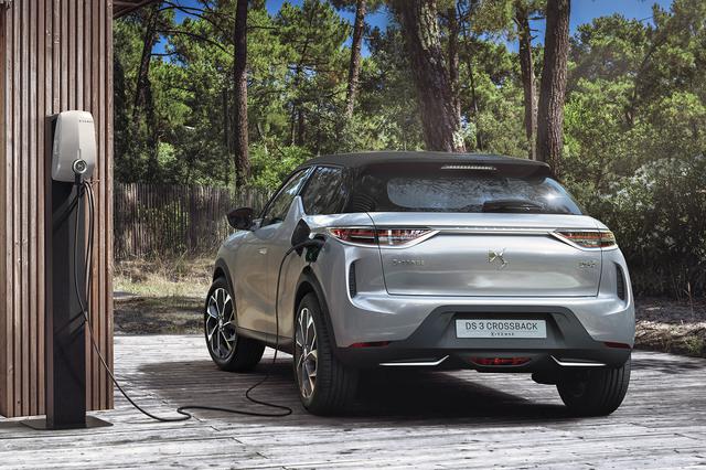 画像: 給電ポートは、エンジン車ではフュエルリッドのあった左リアフェンダー上に備わっている。