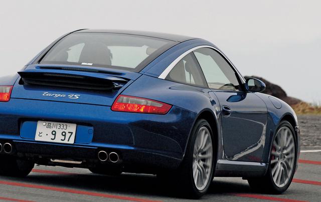 画像: 911タルガ4S。クーペモデルのボディをベースに、電動ガラスモジュールとハッチバック式リアウインドウを装備し、911に新しい感覚を盛り込んでいる。