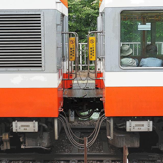 画像: 江ノ電に次ぐ半径30mの急カーブと急斜面に対応するため、連結器は左右各44度、上下各5度も可動する。このため連結板は緊急用で幌は着かない。連結部にも360Lの水タンクが見える。
