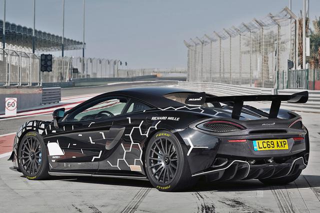画像: カーボンファイバー製のリアウイングは570S GT4と同じもので、ボディから32cmも上にセットされ、角度調整が可能だ。