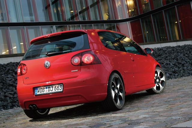 画像: 「ゴルフGTI エディション30」はゴルフGTI誕生30周年を記念してVWインディビジュアル社が開発したモデル。スポイラー、サイドシル、リアスカートなどがボディカラーと同色になる。