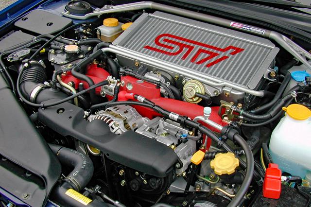 画像: 大型インタークーラー、赤いインマニ、ストラットバーなどでエンジンルームも一新。