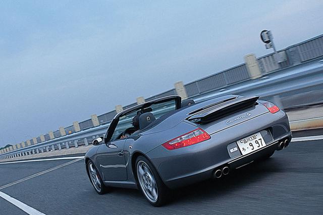 画像: 2005年2月に国内発表された997型ポルシェ911カレラカブリオレ。試乗車は911カレラS カブリオレ。ソフトトップを採用する。