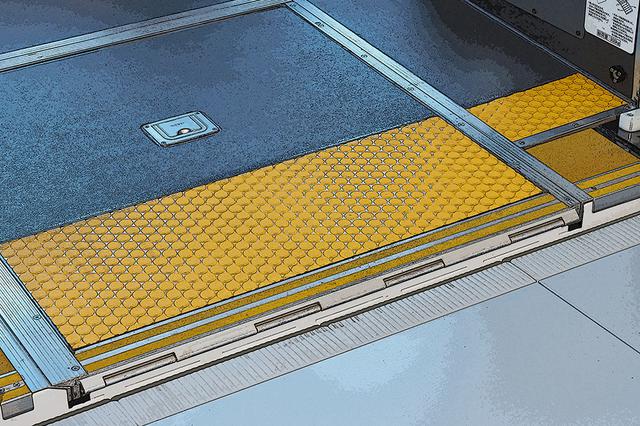 画像: バス停となる歩道やプラットホームに、車体をわずか45mmまで寄せる「正着制御」を搭載する。運転席のカメラを通じて誘導する仕組み。