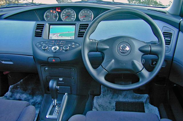画像: ステアリングの向こうには何もない、特徴的なインパネ。3連メーターは運転席側にややオフセットしている。
