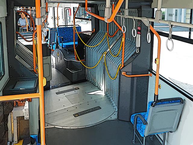 画像: 後車室から、連接部を通して前車室を見たもの。円盤状の渡り板がこの種の乗り物の特徴だ。幌は二重構造で機器やホース類はいっさい見えない。連節部は、運行中の立ち止まりは禁止。