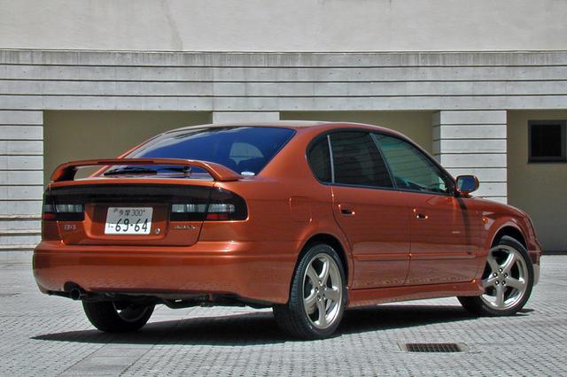 画像: セダンのB4には2.5Lの自然吸気エンジンを搭載したRS25も設定された。4速ATのみとの組み合わせだが、大人の走りが味わえる。