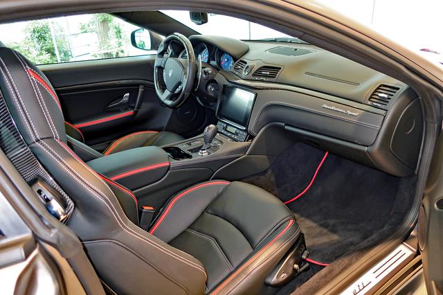 画像: インテリアのデザインはベース車と変わらないが、ブラックのレザーにレッドのパイピングがオシャレだ。