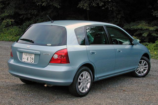 画像: Cピラー部にもウインドーを備えた6ライトを採用。高めの車高のおかげで前後席とも乗り降りはしやすい。