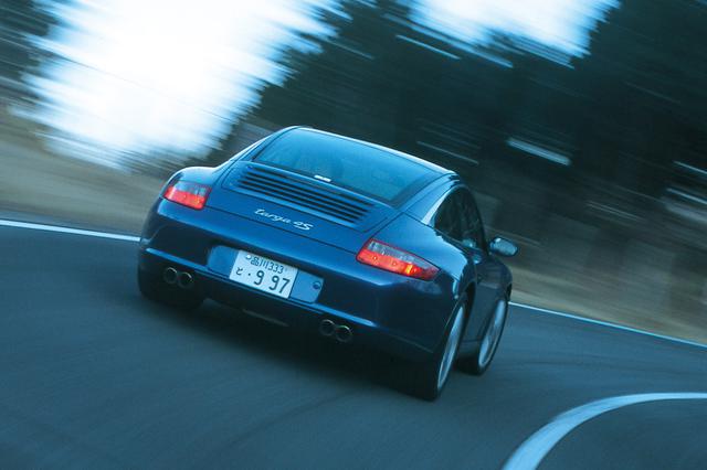 画像: パノラミックなガラストップ、リアハッチ、アルミのルーフラインが特徴のポルシェ911タルガ4/タルガ4S。