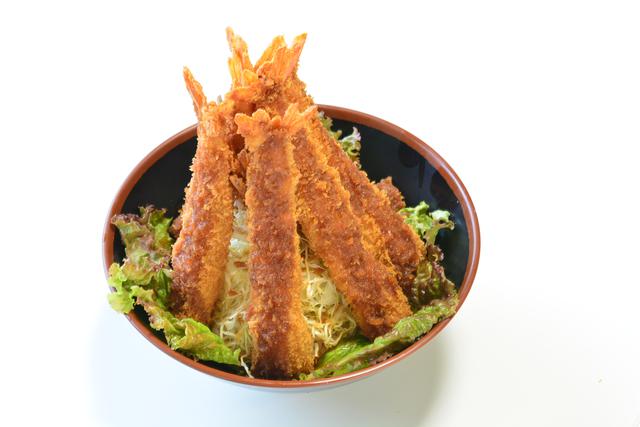 画像: 大きな海老フライが7本も乗っている「メガ海老フライ丼」(990円)。海老フライは普通の丼ぶりの2倍以上!