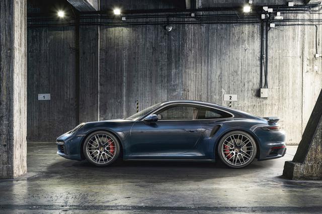 画像: 改良されたブレーキシステムは、フロントが408mm径(先代モデルより28mm増)、厚さが36mm(同2mm増)、リアアクスルは直380mm径、厚さ30mm、ブレーキディスクを備える。キャリパーはレッド。