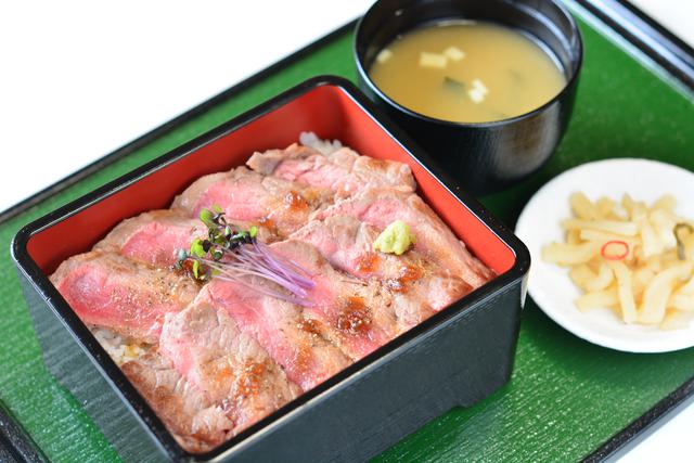 画像: 本格的なステーキ肉をコスパよくいただける「ステーキ重(みそ汁・お漬け物付き)」(1848円)。