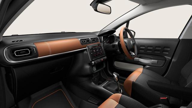 画像: シトロエン C3カラメルエディションには、カラメルカラーのテップレザーを各部に配置。シートはヘリンボーン柄を採用する。