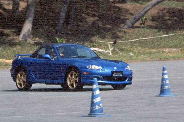 画像: 2速中心のジムカーナコースでマツダスピード ロードスターはその走る楽しさを満喫させてくれる。エキゾーストサウンドもいい。