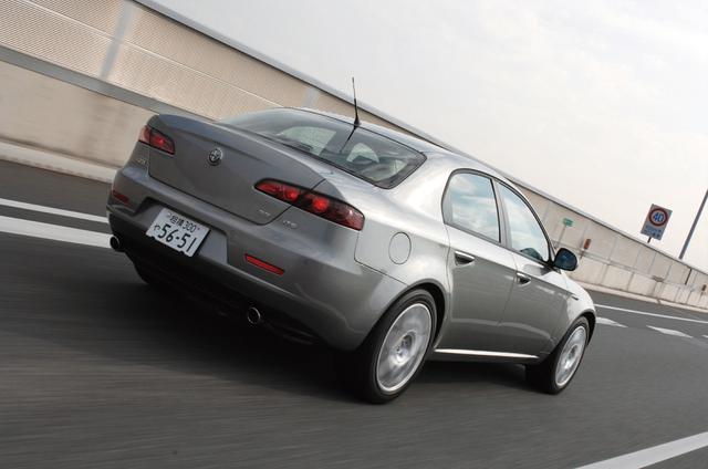 画像: アルファ159 2.2JTS セレスピード仕様。エンジン回転数、アクセル開度、車速などを細かく演算してシフトアップ&ダウンをスムーズに制御。ATモード時でにスポーツシフトのボタンを押せば、各ギアで高回転まで引っ張ってくれる。