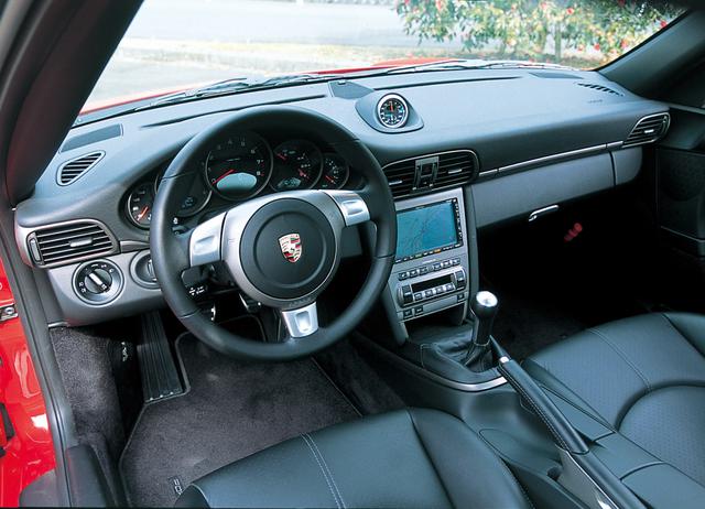 画像: インテリアは911カレラシリーズで共通だが、911カレラS、911カレラ4Sではアルミルックを多用したものになる。写真は911カレラ。