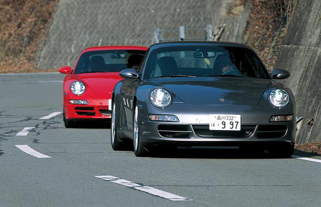 画像: 911カレラS(前)と911カレラ。純粋なRRモデルで、フロントのドライブシャフトがないため、コーナー入り口でハンドルを切ったときのターンインが軽快。