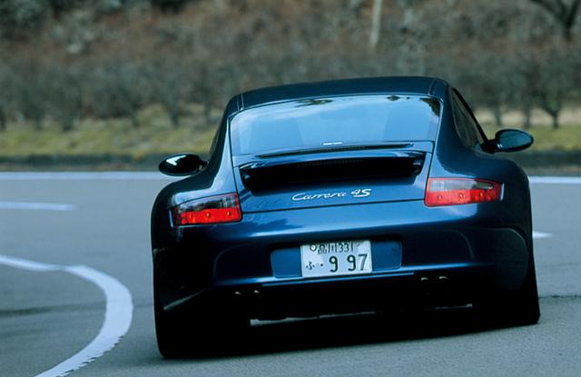 画像: 911カレラシリーズは、ベースの911カレラを基本に、ハイパワーバージョンの911カレラS、911カレラの4WDモデルの911カレラ4、ハイパワーバージョンの911カレラ4Sと論理的な構成。さらに、カブリオレ、タルガとラインアップは拡大していく。写真は911カレラ4S。 。