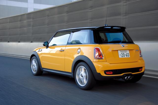 画像: MINIクーパーS。走りはより洗練されたものに進化。従来型初期モデルで感じられた路面への当たり感がしなやかなものへと変わっている。ゴーカートフィーリングと称されるMINIの走りも進化している。