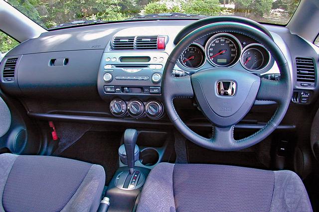 画像: 本革巻きステアリングも採用し、それまでのホンダのコンパクトカーよりインテリアの質感は格段に向上した。