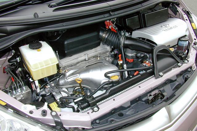 画像: ボンネットを開けるとほぼ中央にエンジン、右にコンバーター付きインバーターが見える。その下にモーターとCVTが備わる。