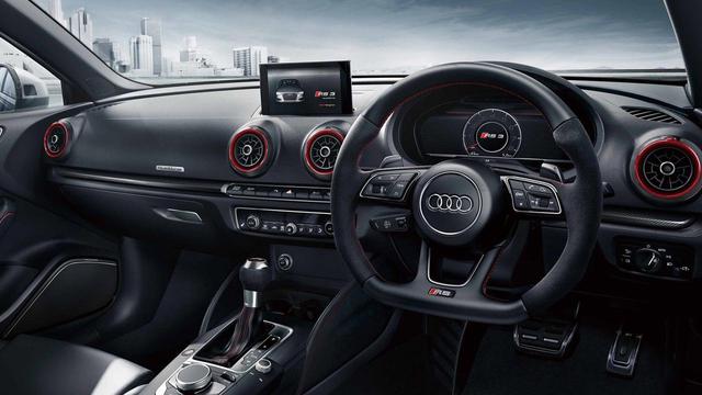 画像: アウディ RS3のコクピットには、カーボンパーツや赤のアクセントカラーが配置される。