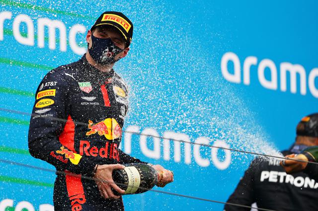 画像: 絶体絶命のピンチから2位入賞を果たしたフェルスタッペン。ハミルトンに敗れはしたが、この結果は上々とも言える。予選7番手、決勝2位。