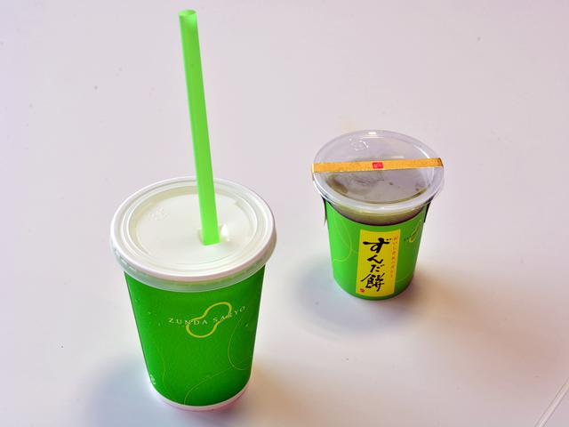 画像: 「ずんだシェイク」(330円)、「ずんだ餅ぷち」(370円)。施設入口の横にある「ずんだ茶寮 Cafe」にて販売される。