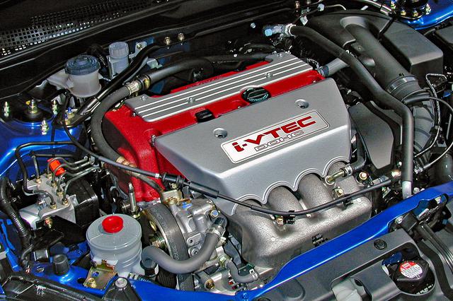 画像: 最高出力は8000rpm、最大トルクも7000rpmで発生する超高回転型のエンジンはF1と同じ高強度材のメタルコンロッドを採用。